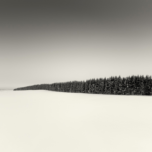 Zasněžená krajina na minimalistické černobílé fotoografii - Lionel Orriols