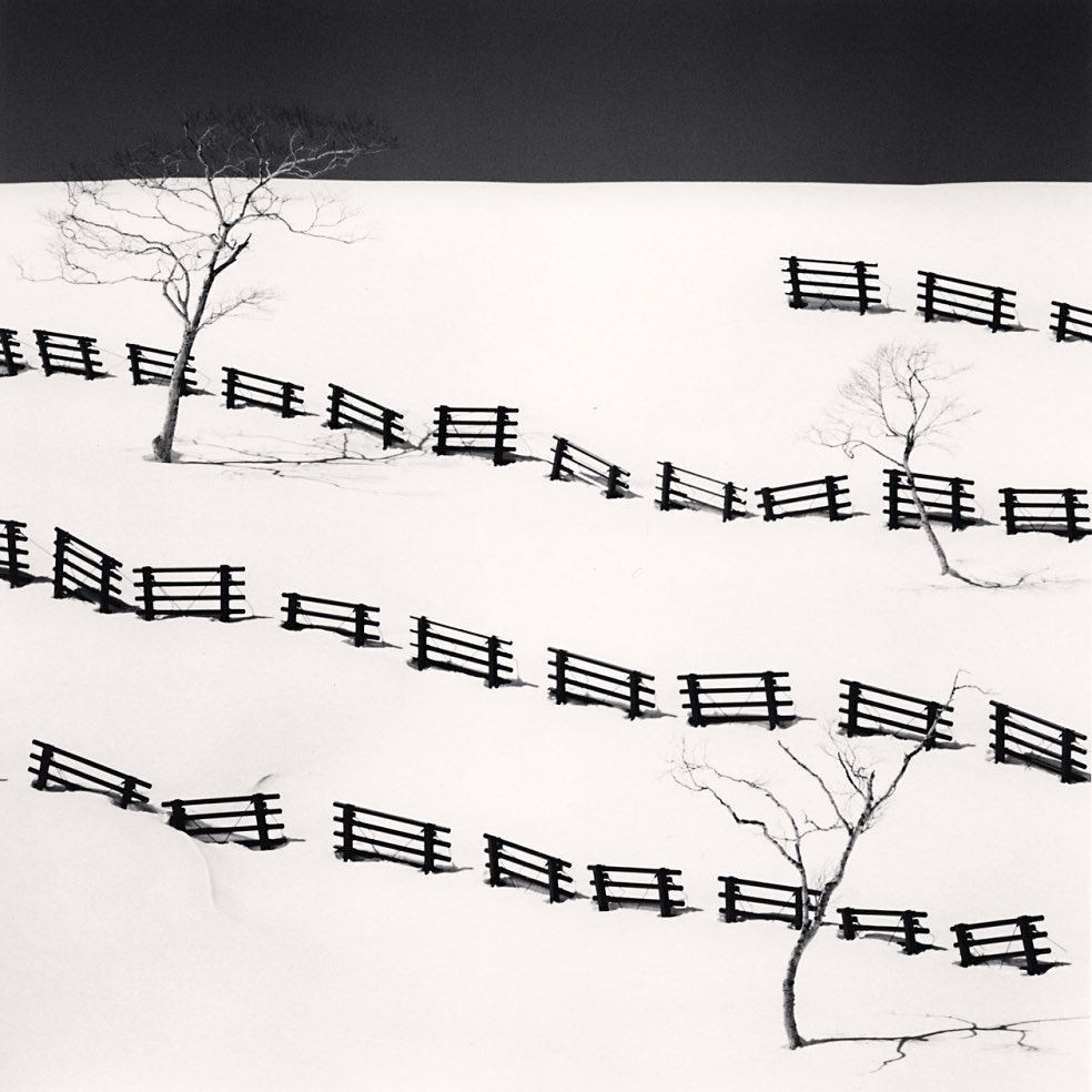 Třicet jedna sněžných zábran. Michael Kenna, 2016. Jeden z nejlepších minimalistických fotografů.