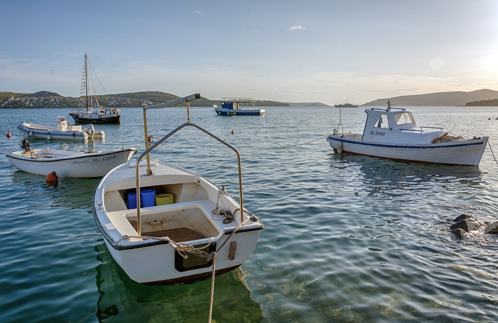 Klasické chorvatské loďky na moři - HDR fotografie