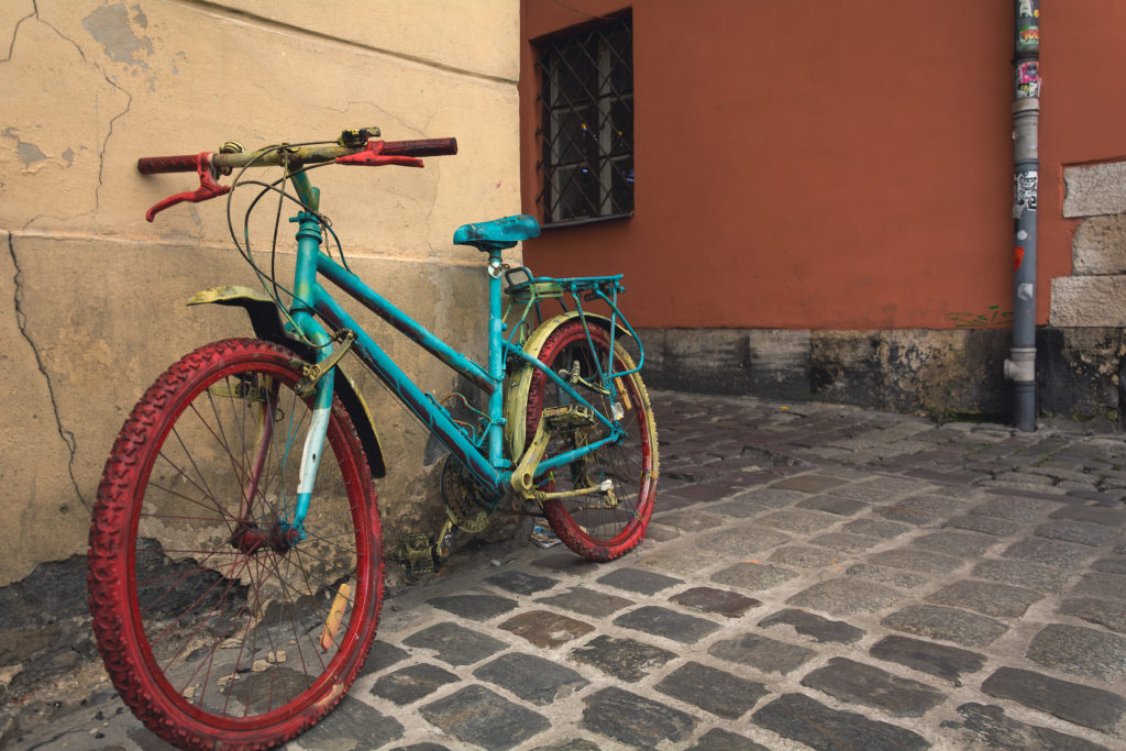Staré natřené horské kolo jako dekorace na ulici