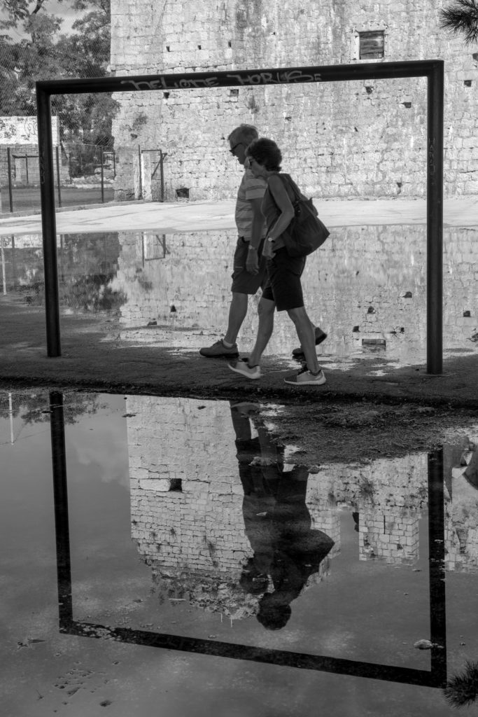 Dva turisté v Trogiru