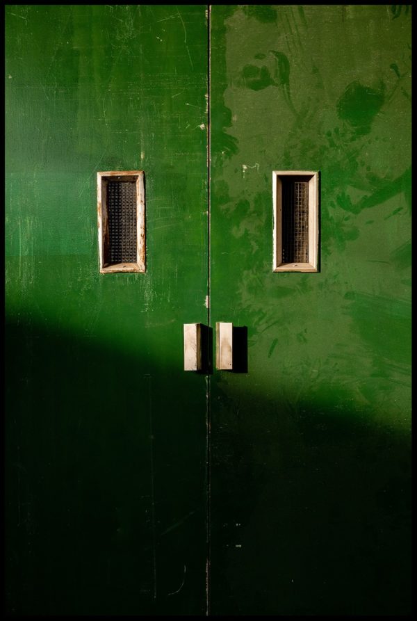 Minimalistická fotografie - Zelené dveře